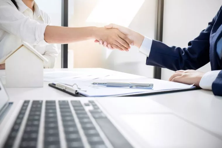 Avoir des conseils d'une conseillère immobilière sur la valeur patrimoniale de biens familiaux suite à une succession, Oignies, Mégane Havet Immobilier